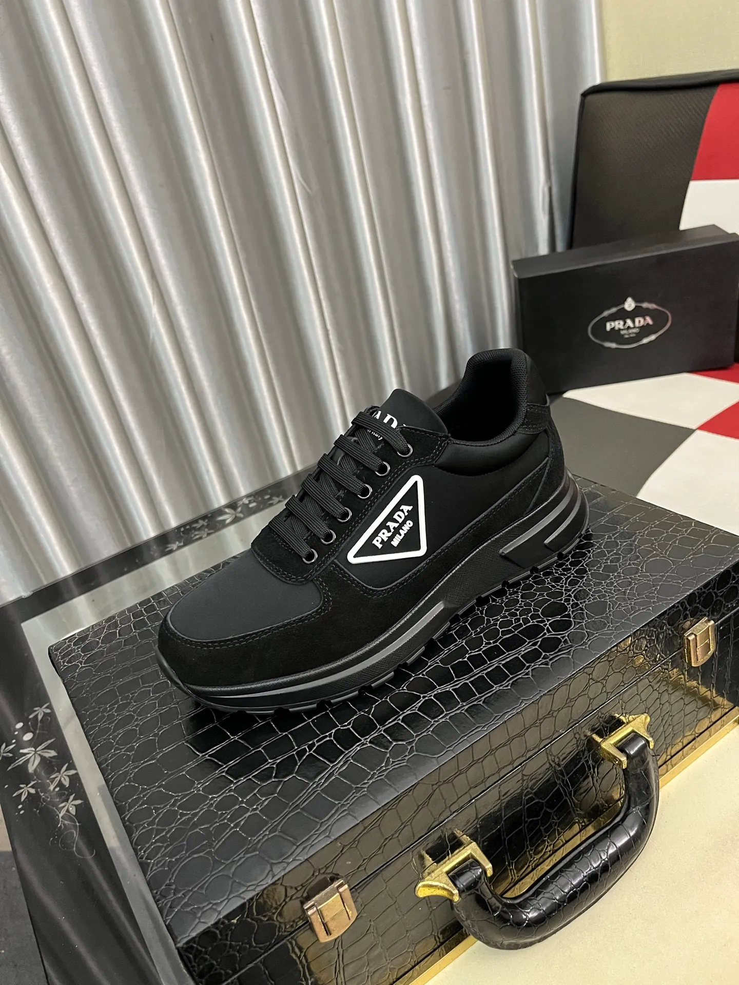 Men's shoes 💰420⌚️⌚️Prada•PRADA original quality.~ Unique modern style sneakers. 🏃A must-have casual shoe for trendy men😍😍 Original brand imported from Italy, imported original leather, sheep lining (refuses to discolor and grind feet) Sole: Original sole provided by the original factory, French lazy style design ⚠️Fit to the feet, original quality, super comfortable original sole. It’s like shooting the real thing🎬The real thing is better, high-quality sneakers Size: 38-444️⃣Colors available